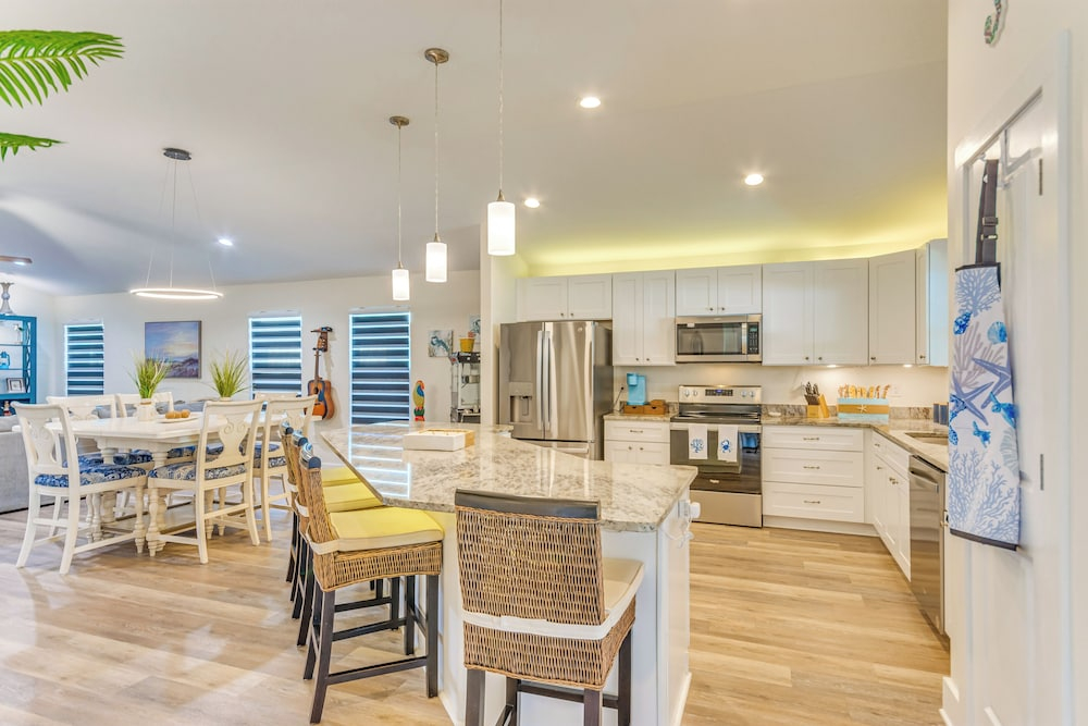 < 2 Mi to Navarre Beach: Group Home w/ Deck + Bar