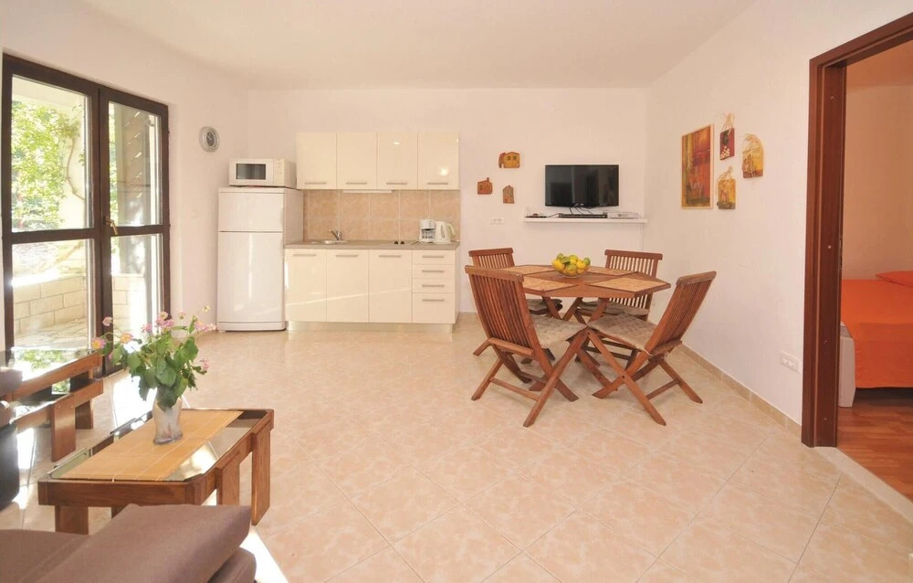 Beautiful Home in Okrug Donji With Wifi and 7 Bedrooms