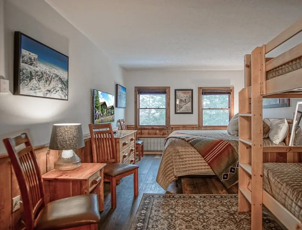 Whistlepunk #11: 2 Bedroom, 2 Bath: Wood Fireplace.central Location