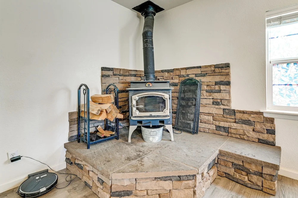 Crescent City Home w/ Hot Tub: Half-block to Beach