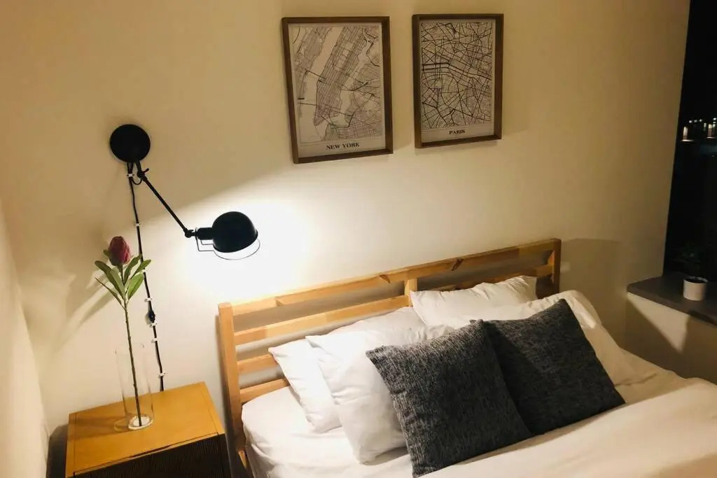 McCormick Place luxury corner apartment with optional parking for 6 guests