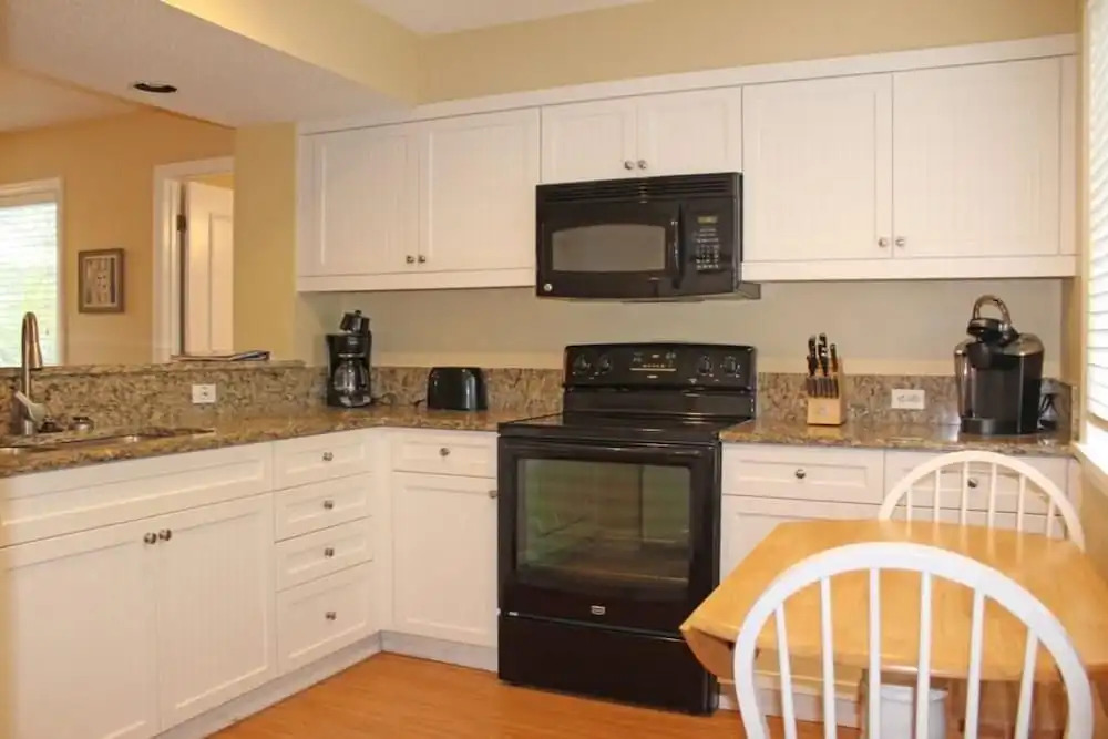 Spacious Villa Steps From Beach at Kingston!