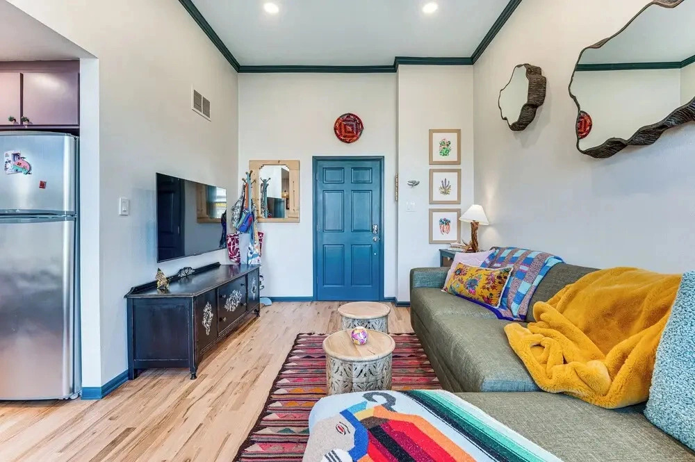 Shop, Dine, Unwind! Couples Retreat in Dtwn Golden