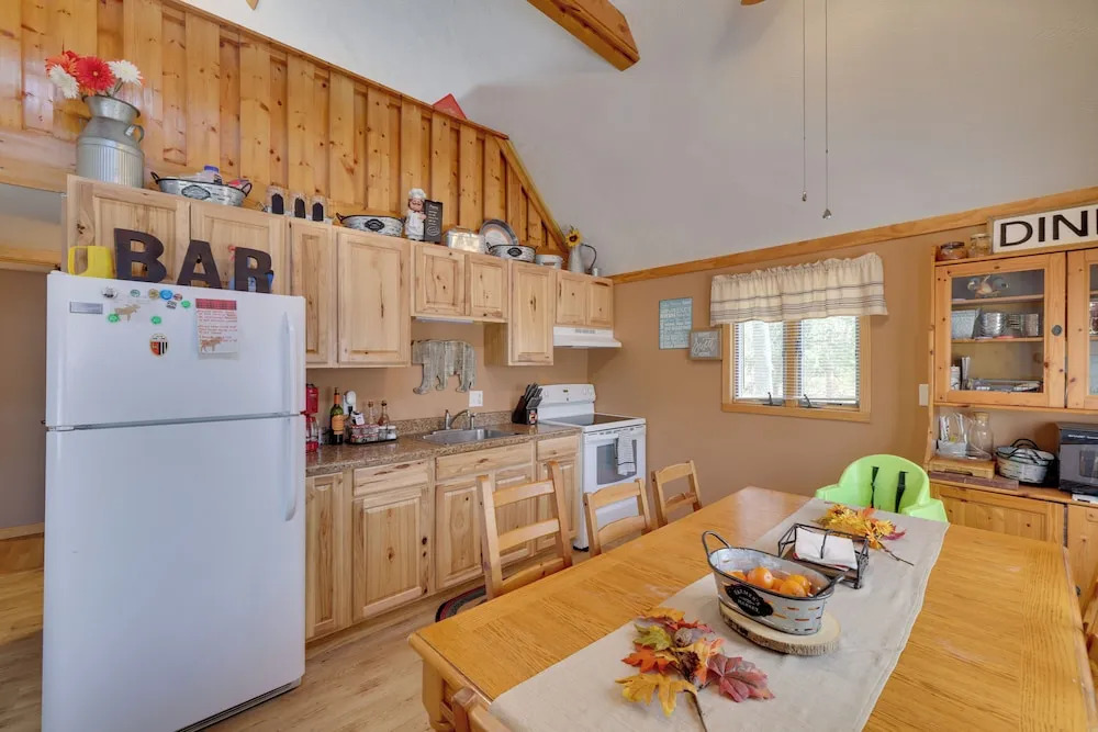 Walk to Beach: Pocono Lake Cabin w/ Pool Access!