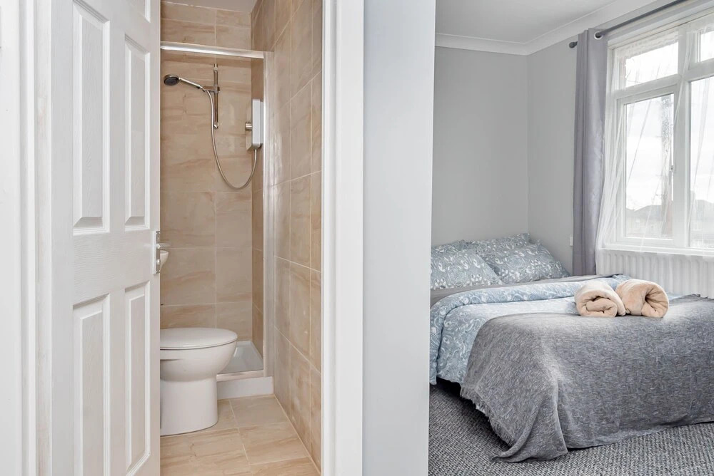 Shirley house 2, Self Catering Guest House, Self Check in, Smart locks, 10 min Walk to Southampton General, Aspire and Princess Anne Hospitals, Access to Fully Equipped Kitchen, Excellent Transport Links, Ideal for Longer Stays and Hospital Shifts