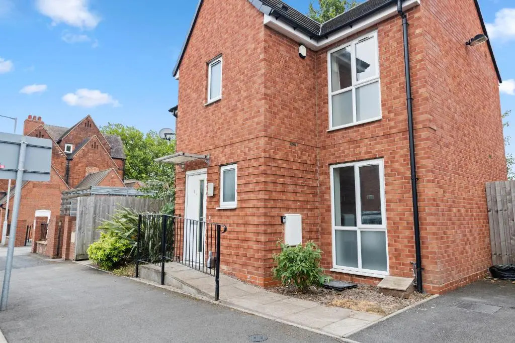 Royal House Wolverhampton - Perfect for Contractors & Large Groups