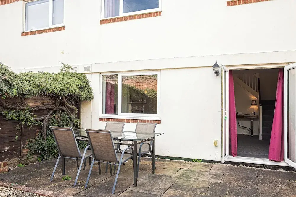 Central 2BD with Garden and Free Parking