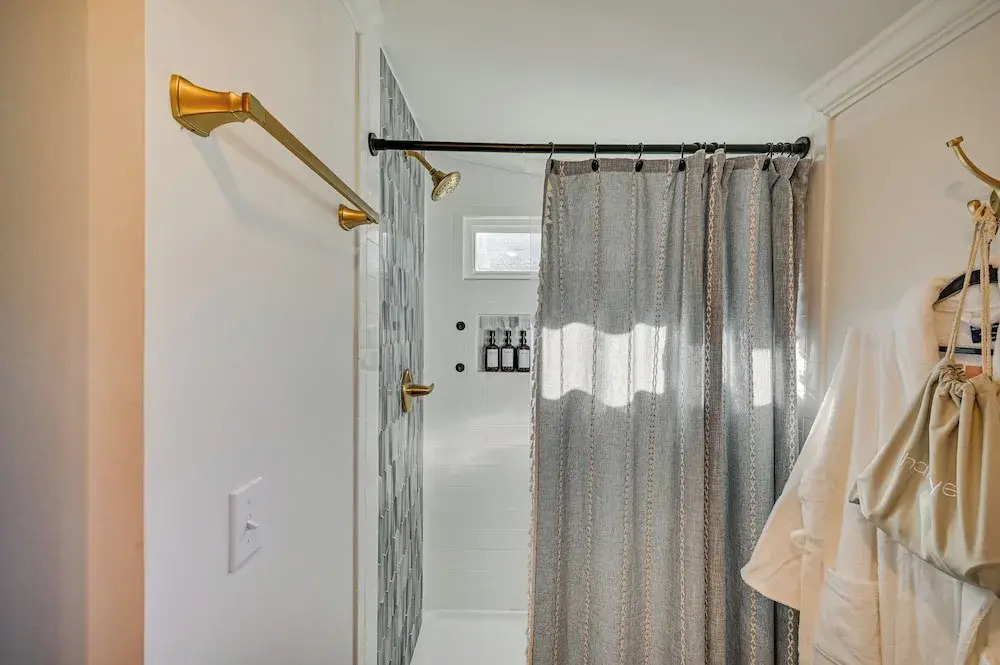 < 3 Mi to Dtwn: Modern Cottage in Greenville!