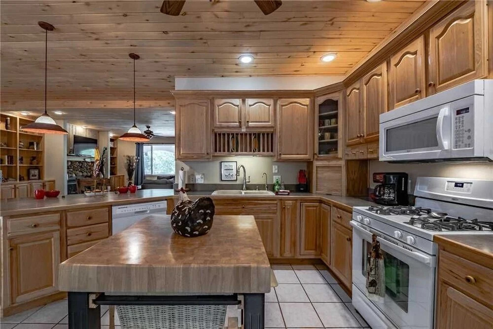 Little Creek Retreat - Four Bedroom Cabin with Hot Tub