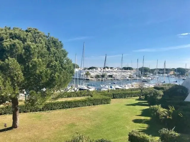 AS9578 - Studio cabine vue port avec parking privé