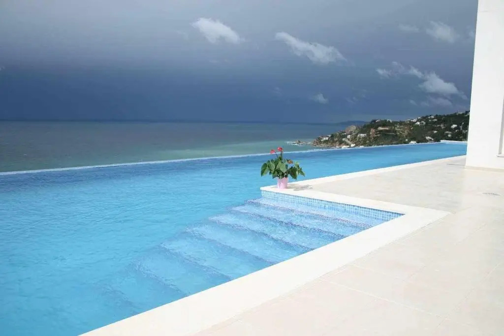 LUJOSA VILLA PISCINA 25 METROS SUIT 60m2 SPA SAUNA