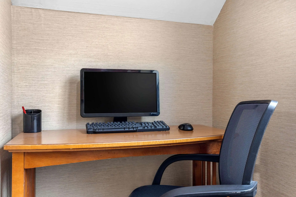 Days Inn & Suites Milwaukee Airport