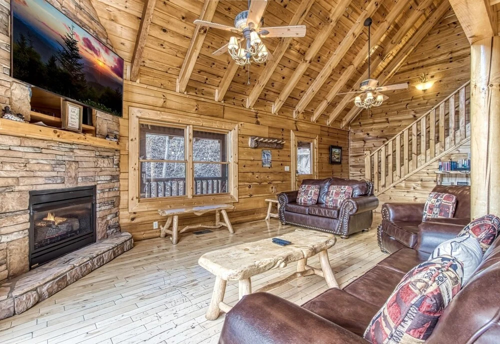 The Wildlife Lodge - Great Location! Close To Tanger Outlets! 5 Bedroom Cabin by RedAwning