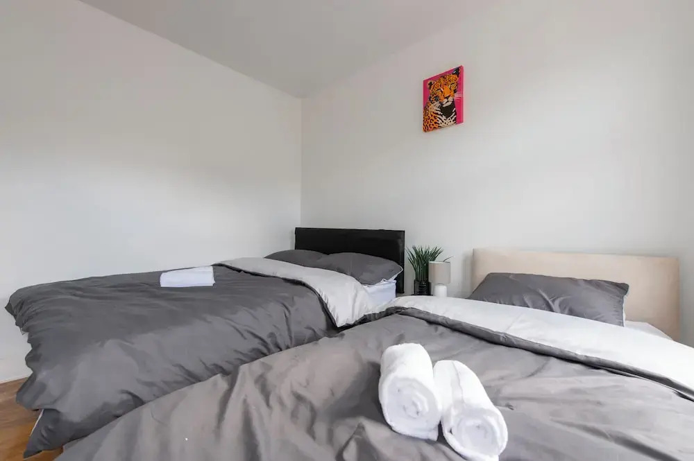 Stylish 4BR Home WiFi FreeParking