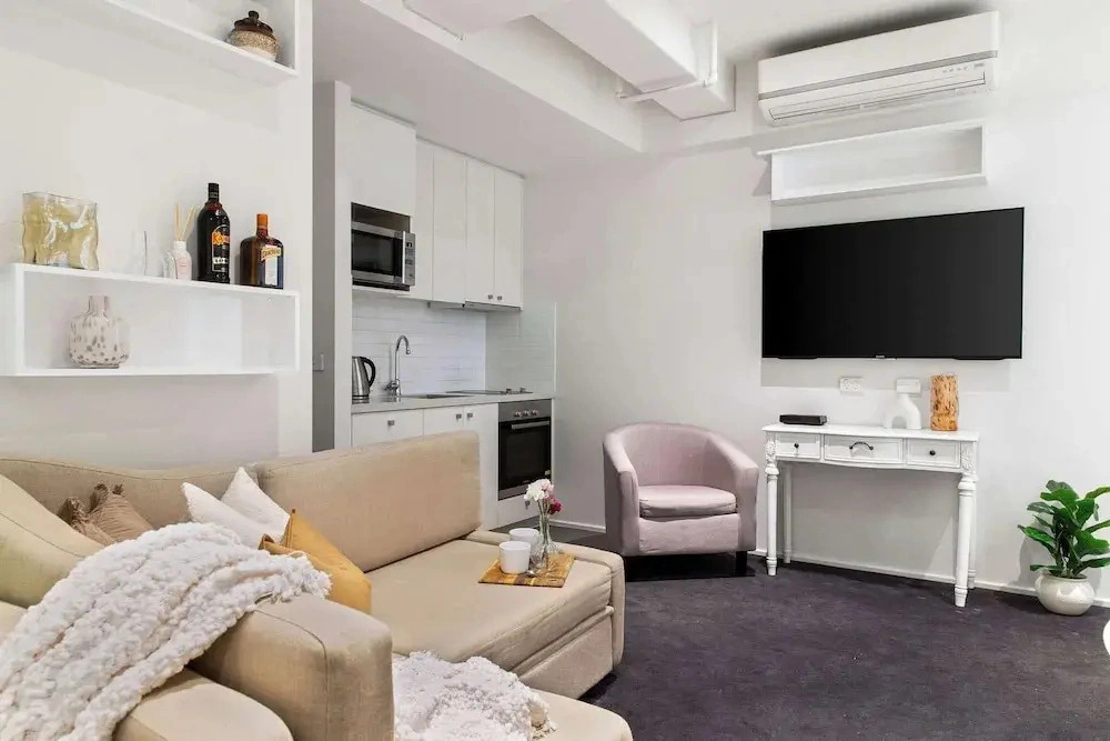 A Cozy CBD Studio Near Melbourne Central