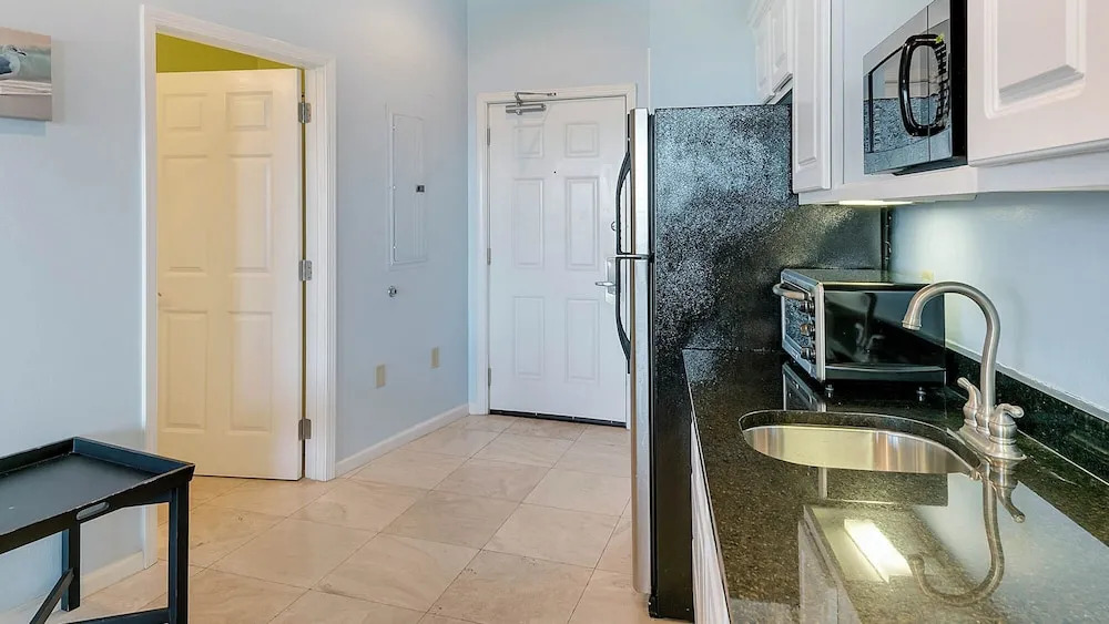 Charming Studio for 2 - Pool Views - Next Door to Alys!