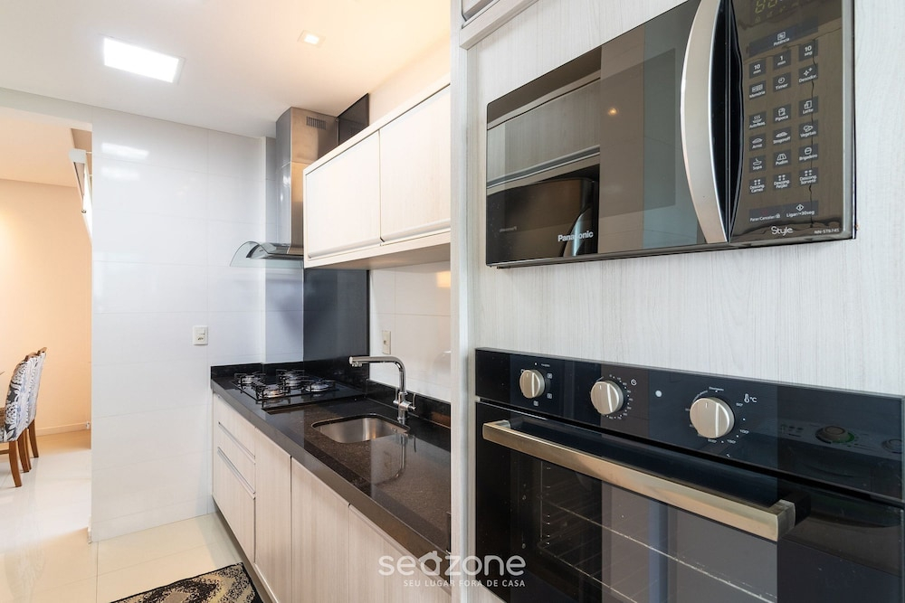 2-suite Apt w/ BBQ 550m From the Beach Ebf0702