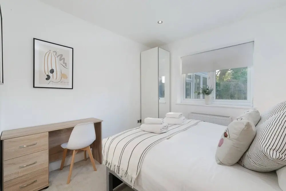 Quirky 3 Bdr 2 Bath Cottage with Parking