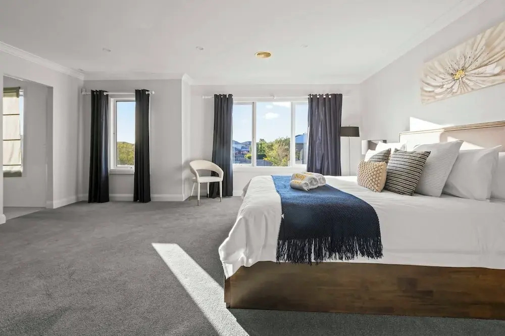 StayAU Contemporary 5BRM Families Home Point Cook