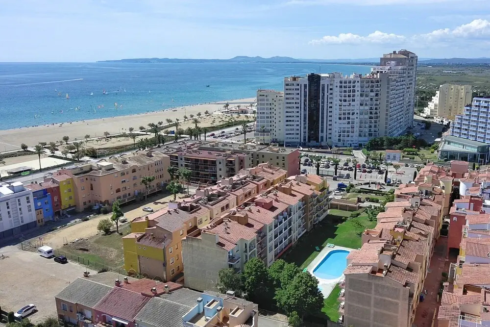 Coastal Getaway in Empuriabrava for 4