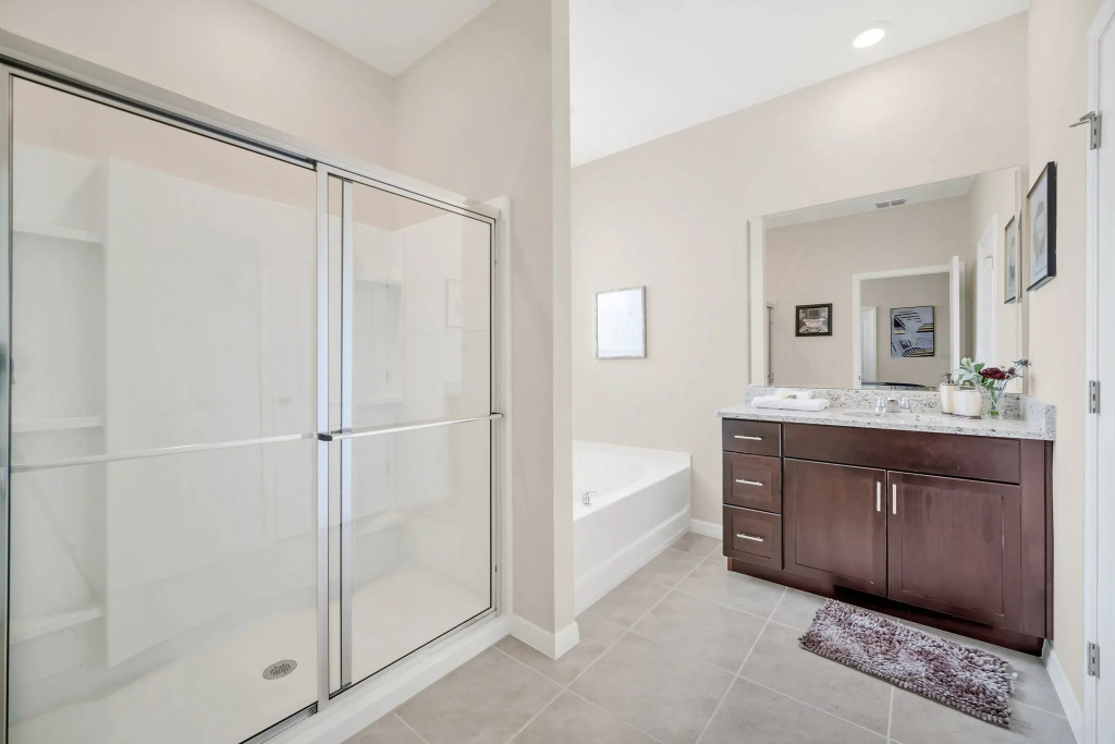 Upstay - Lrg Family Home w Private Pool   Hot Tub, Davenport