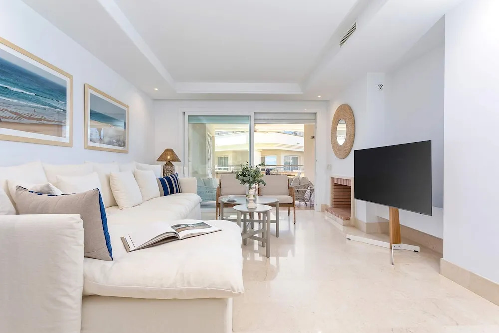 Bright Apartment Front of Beach Guadalmansa Beach
