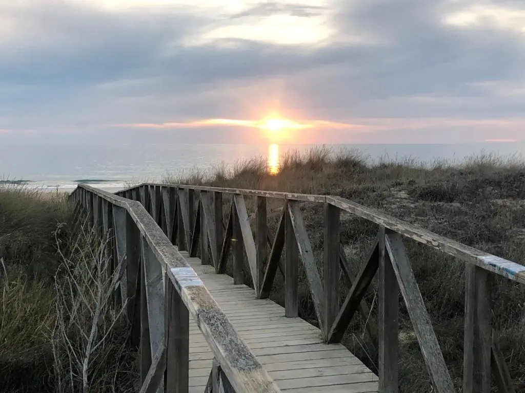GATU Conil Sunset casa junto el mar con jardín privado, parking gratis y piscina común -Mayores de 21 años y familias