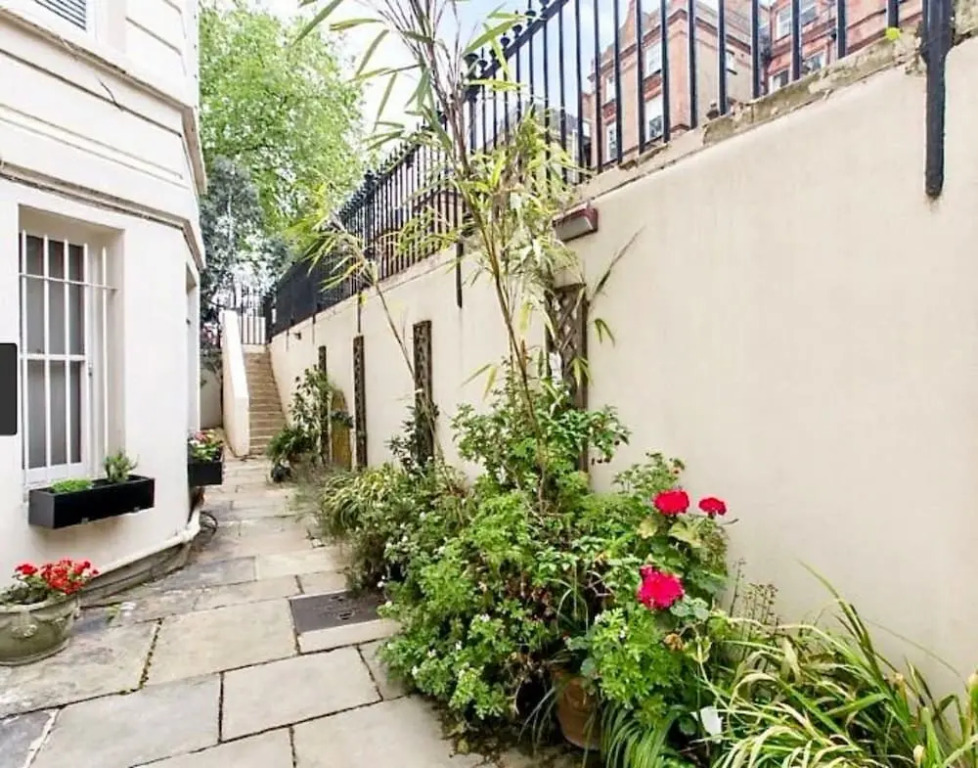 Light and Open 2 Bedroom Flat by Gloucester Road