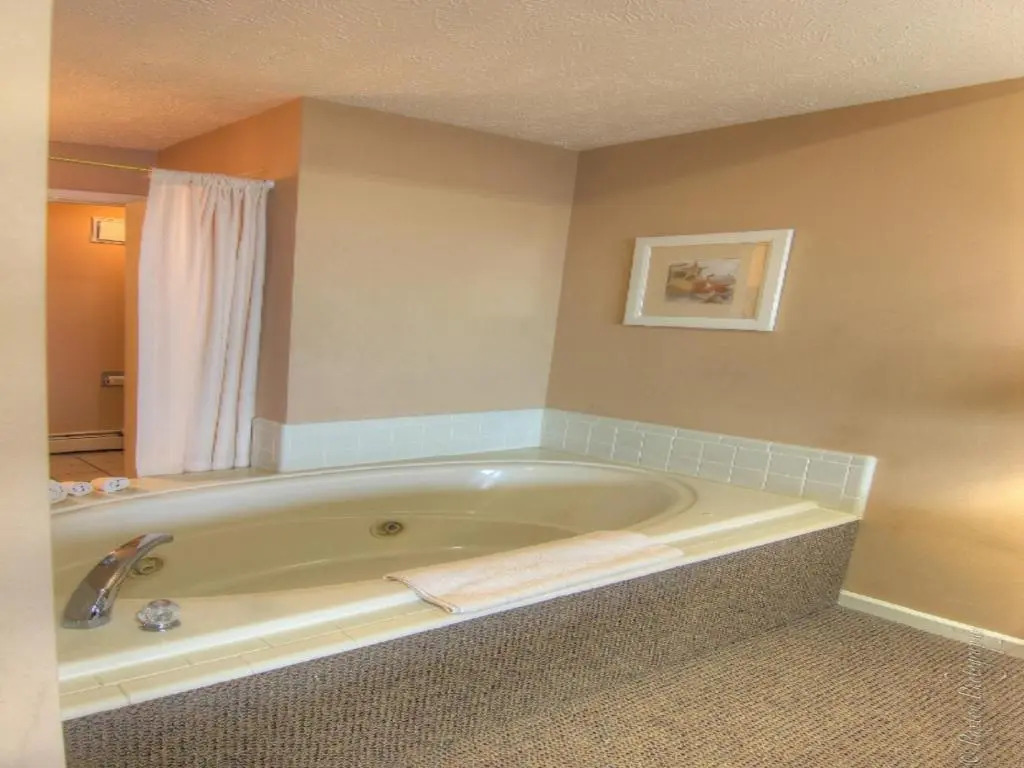 Pointes North Beachfront Hotel - 2 Person Spa Tub Studios