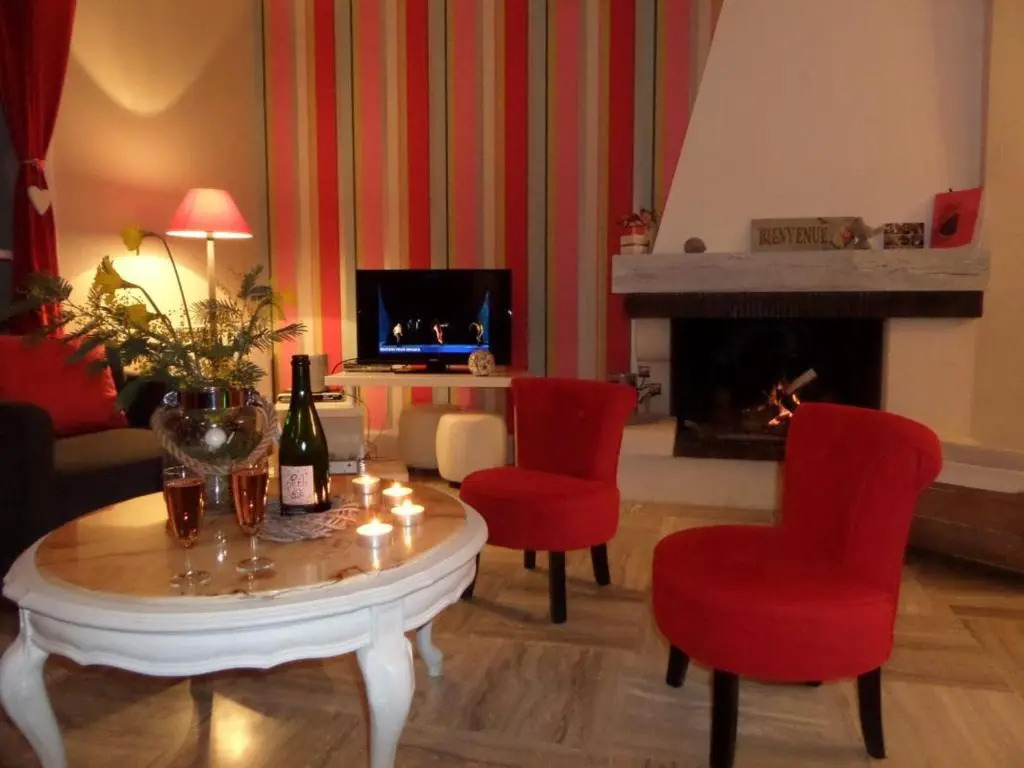 Gîte Moderne 10 Pers. en Touraine avec Jardin, WiFi, Près de la Vienne et Vignobles de Chinon - FR-1-381-395