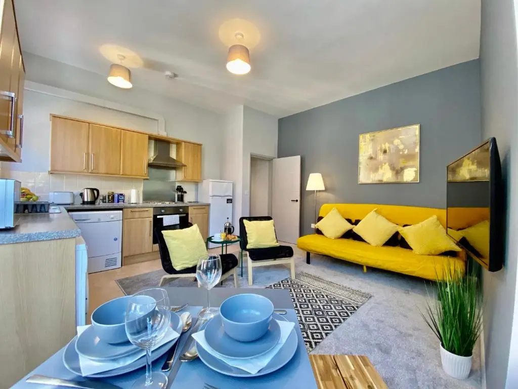 Trendy Stylish Apartment! - 5 Minute Walk to the Best Beach! - Great Location - Parking - Netflix - Fast WiFi - Smart TV - Newly decorated - sleeps up to 6! Close to Bournemouth & Poole Town Centre & Sandbanks