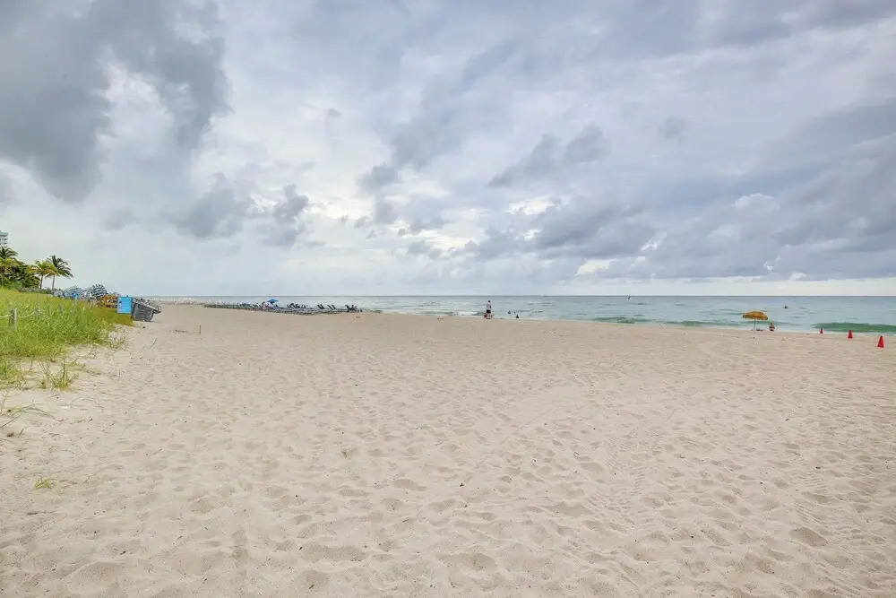Walk to Hollywood Beach: Upscale 16th-floor Condo