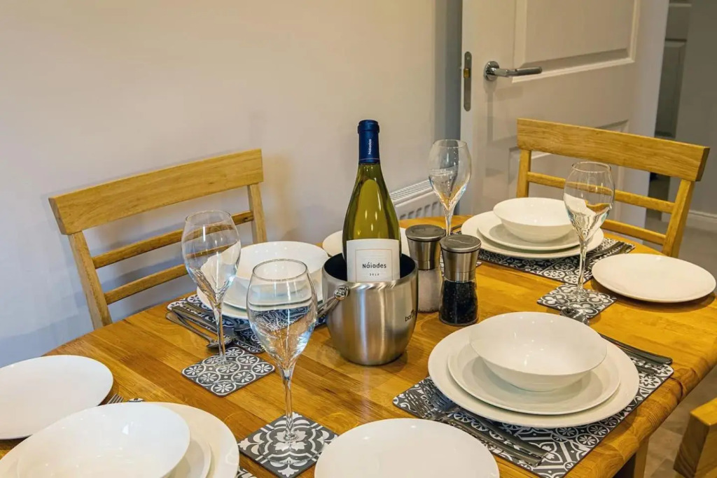 Hedgefield House - Serene Top Floor Flat
