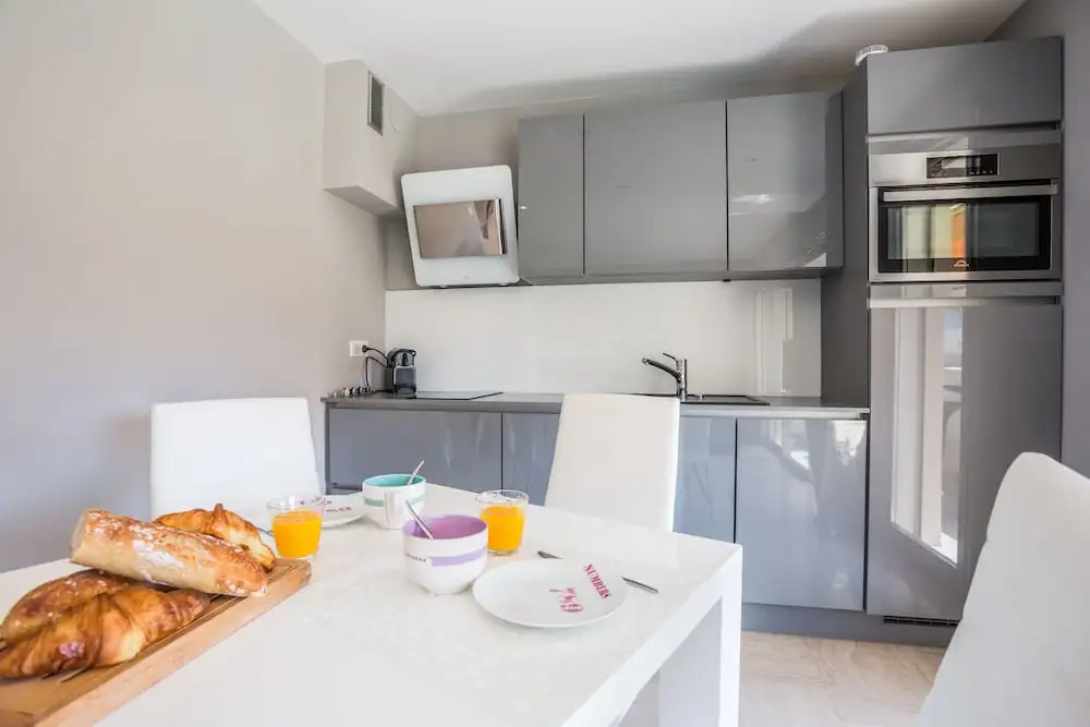 Modern A-C Studio by Weekome
