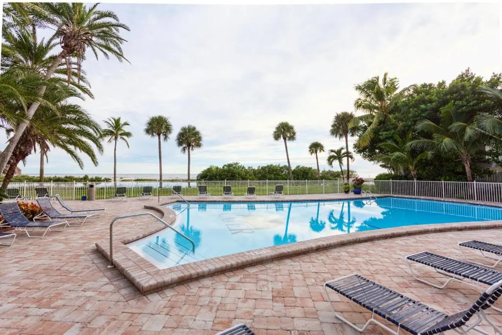 Sun Caper 208, Sleeps 6, Gulf Front, 2 Bedrooms, Elevator, Heated Pool