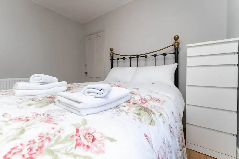 Host Stay Grove Townhouse