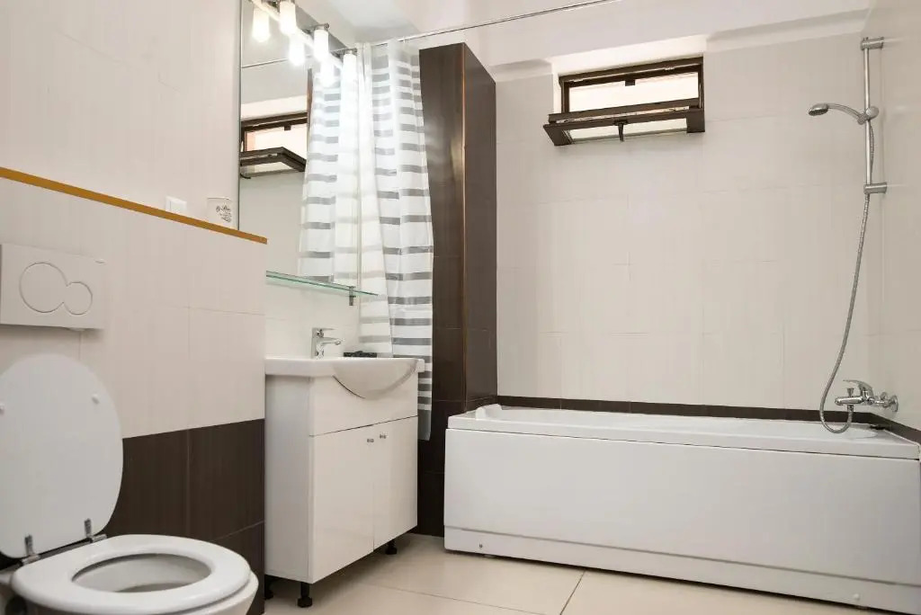 Green Lake Apartment 5
