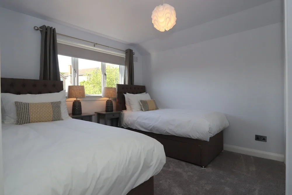 Dunfermline - Luxury 3 bedroom 2 bathroom detached house with garden