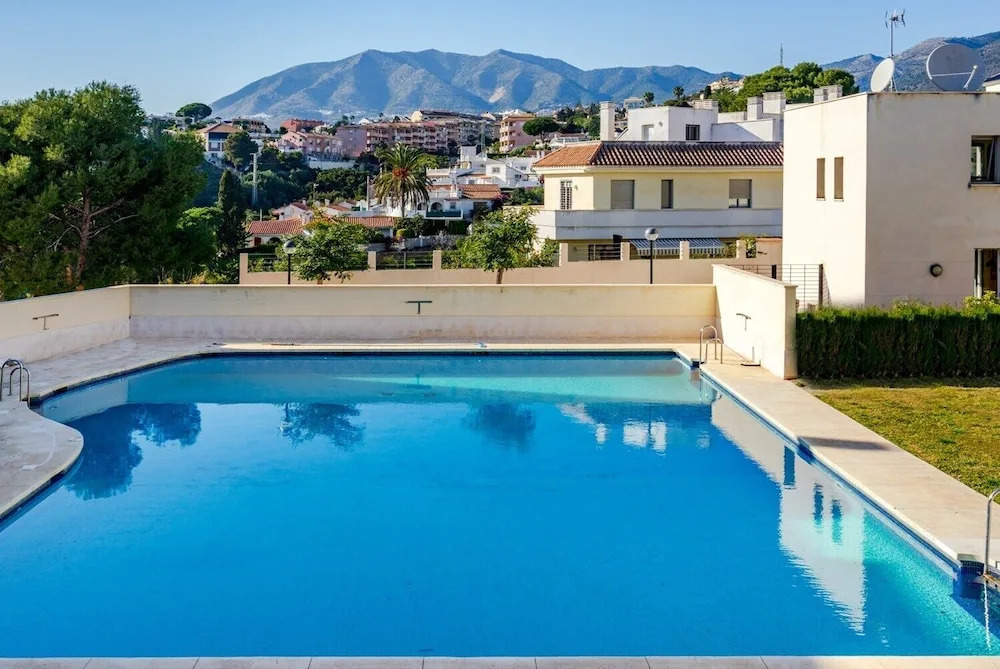 2BR  Apartment with Sea View, Gym and Pool Ref 129