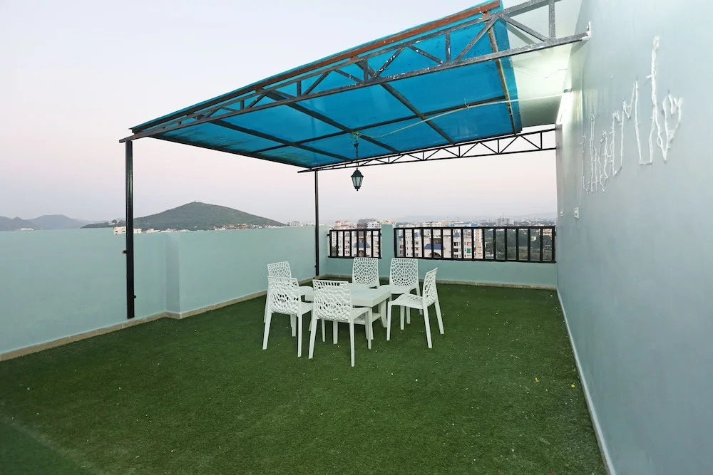 OYO 9775 Home Modern 4BHK Celebration mall