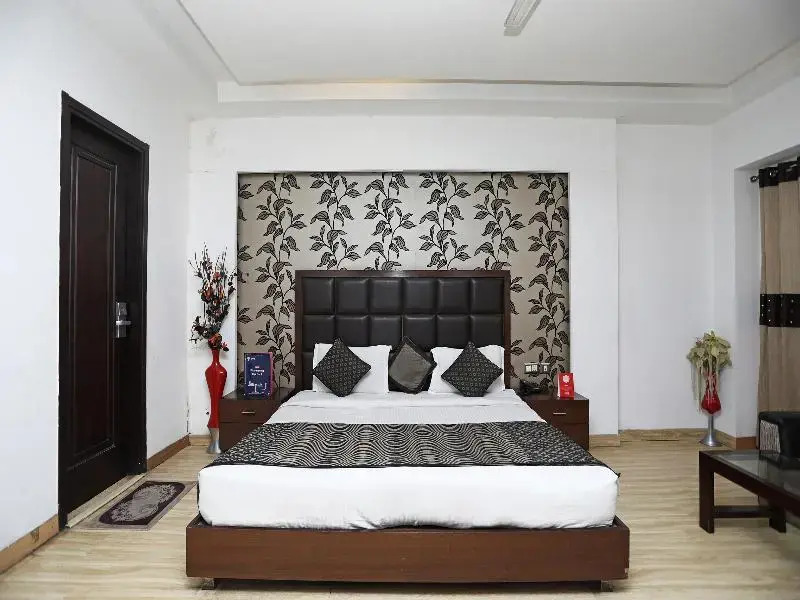 OYO 4258 Hari's Court Inns & Hotels