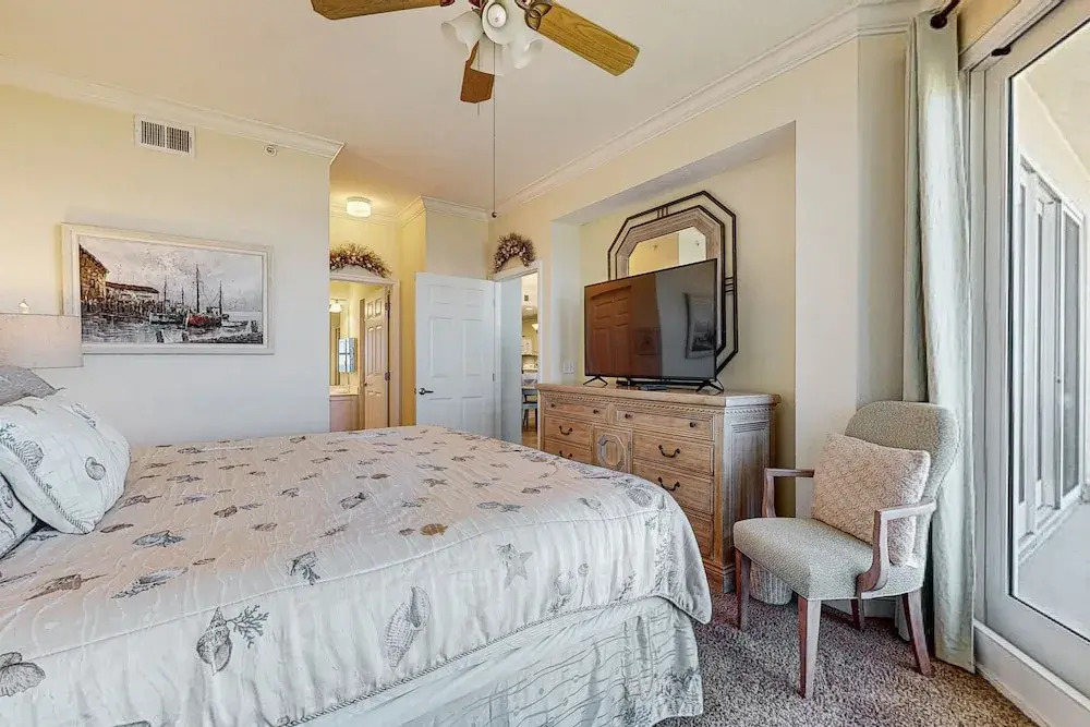 Oceanfront Condo With Great Ocean View, Balcony, Fast Wifi & 2 Shared Pools