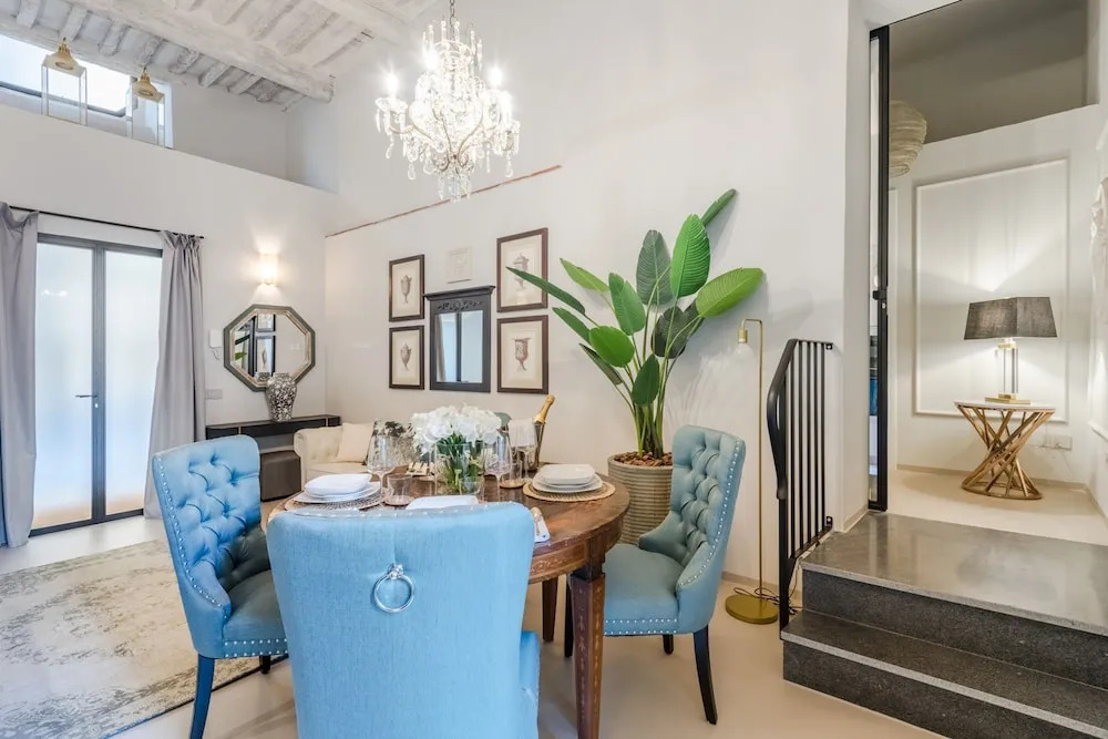 Gallo Cedrone a Home With Outdoor