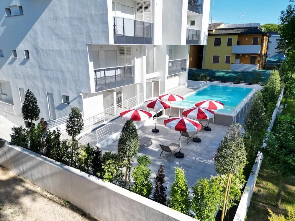 400m Beach Apartment With Pool
