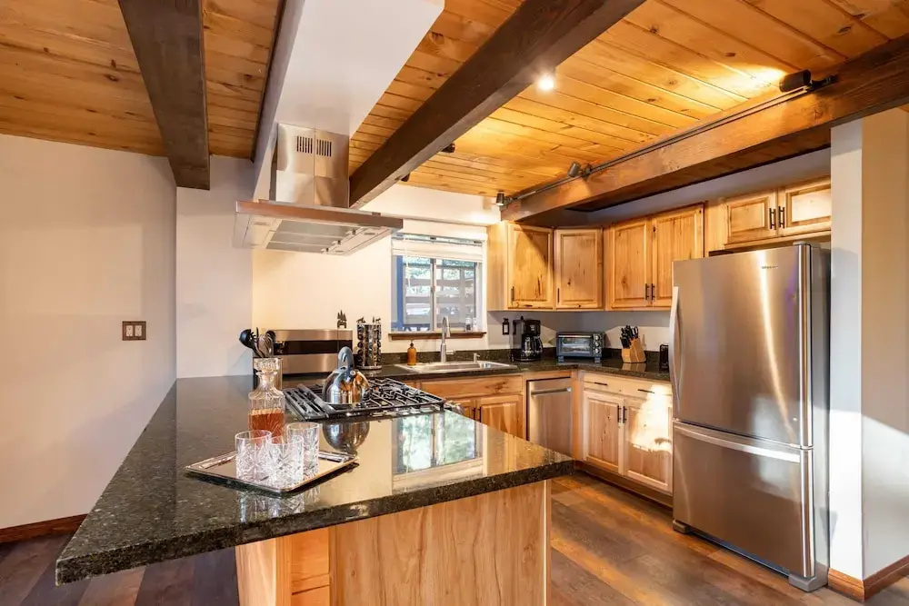 Bears Lair by Avantstay Wood-burning Fireplace + Firepit + Expansive Deck 3 Minutes to Bear Mountain + Big Bear Lake