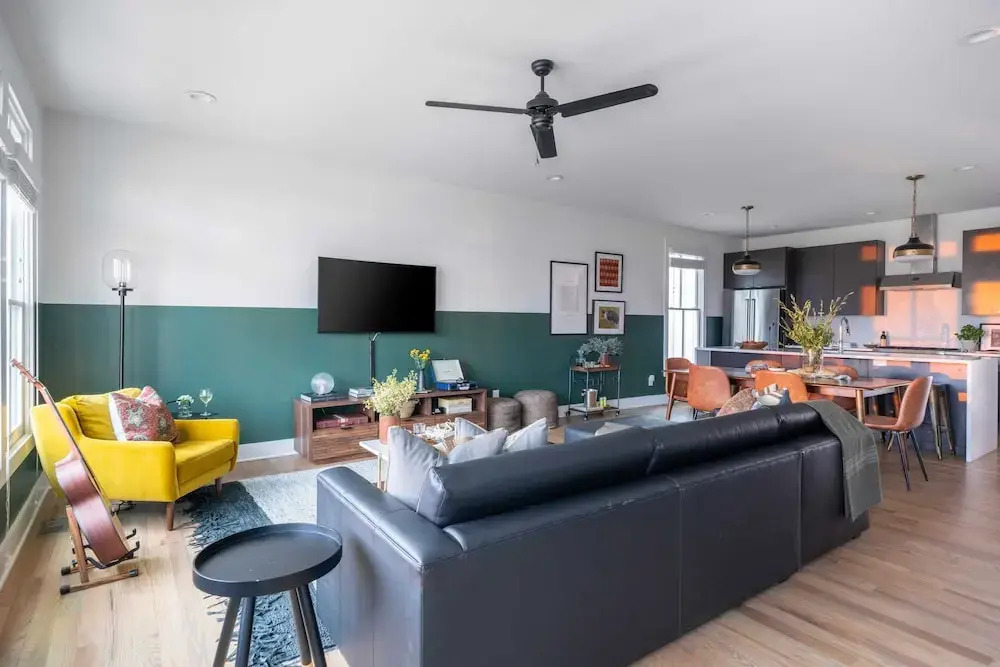 Sleeps 24 2 Homes, Minutes to Downtown+broadway Faith & Barbara by Avantstay