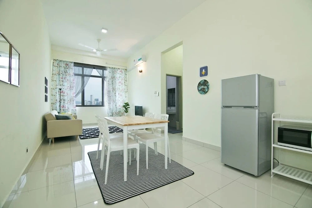 Bright & Colorful 2BR in the City Centre