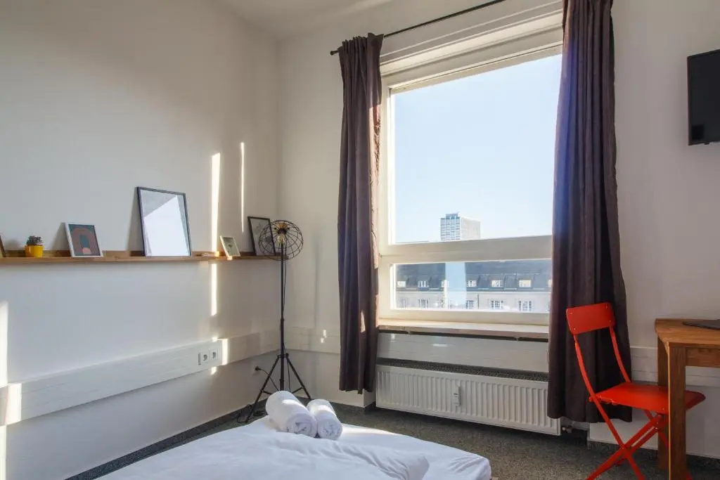 ROOM 1 / ROOM 2