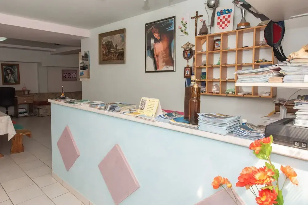 Lovely Holiday Home in Okrug Gornji near Sea