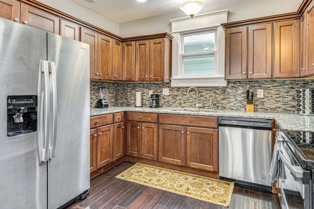 3 Mi to Dtwn Indy: Bright Home w/ Furnished Deck